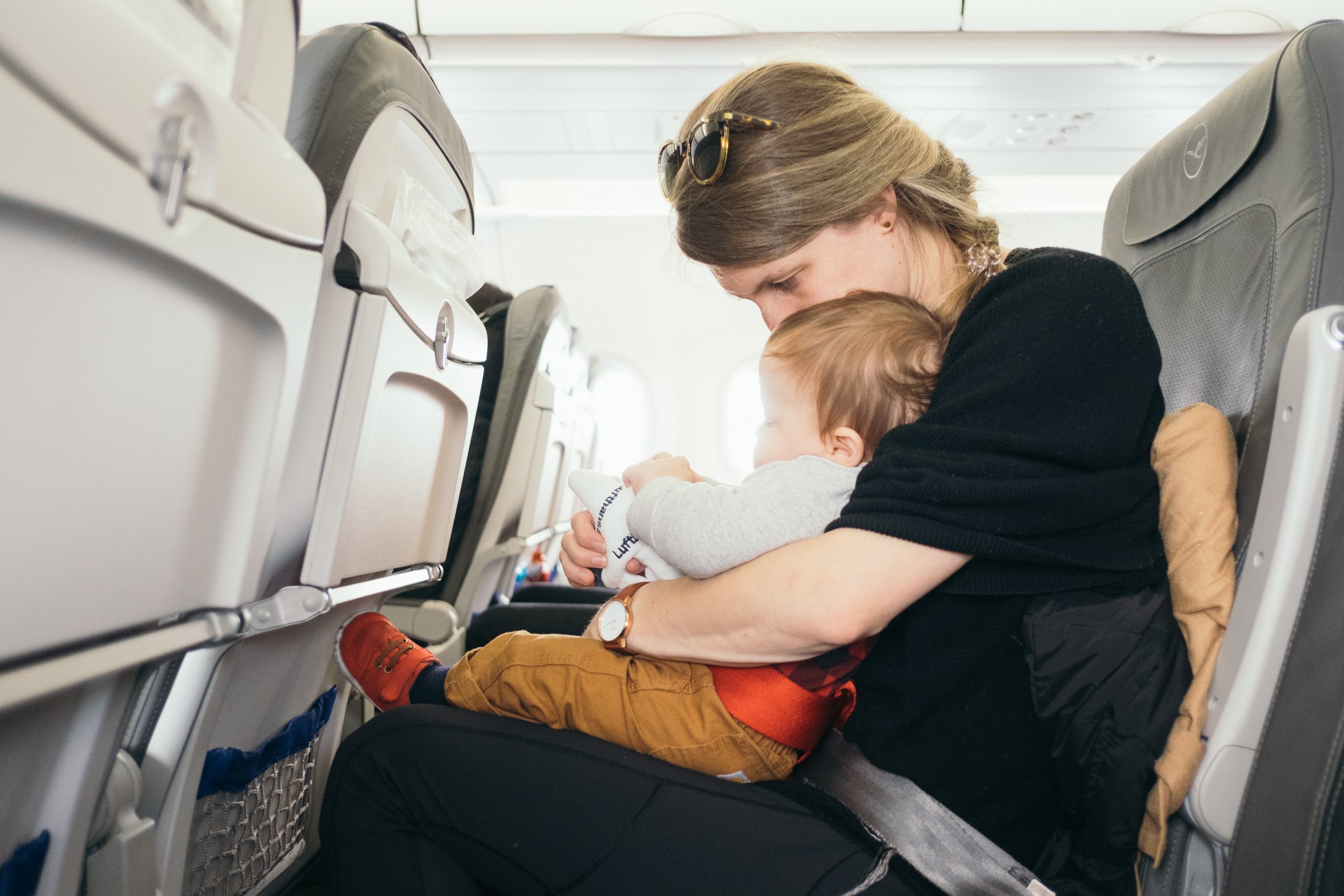 Las aerolíneas permiten a menores de 2 años viajar en regazos, aunque no es la opción más segura